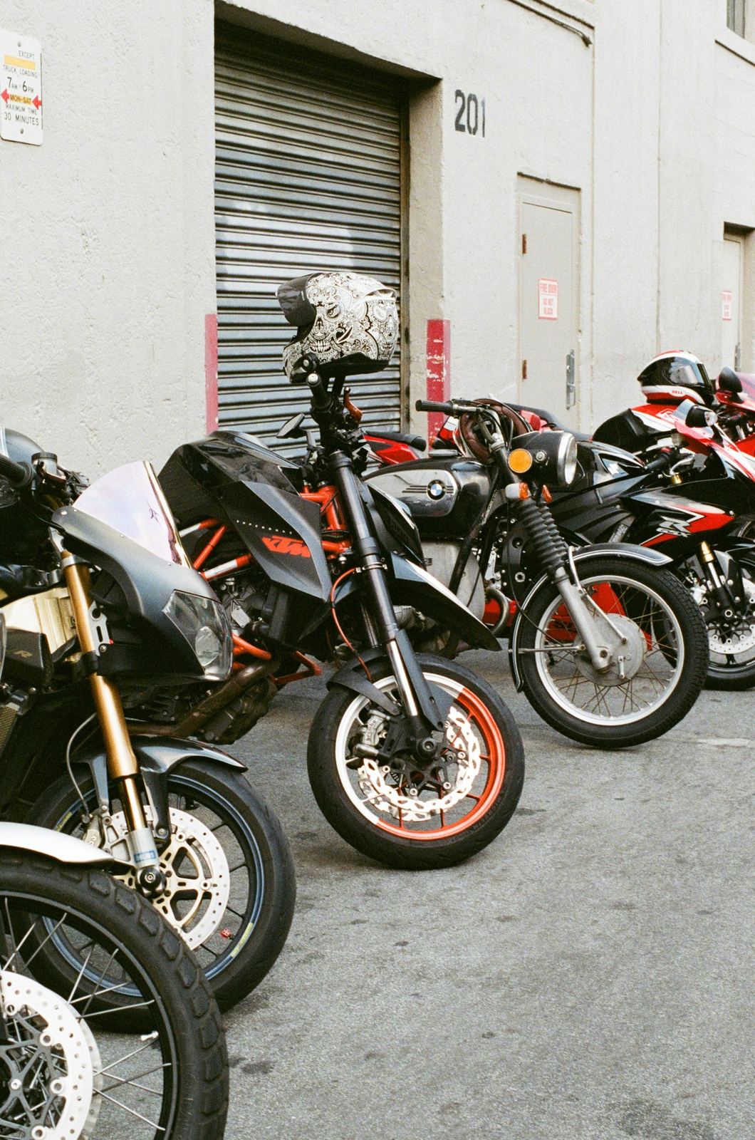 Plusieurs motos d'occasion garées côte à côte