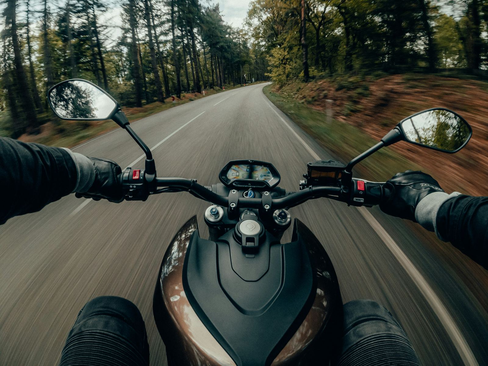 Motard filmé en contre-plongée, style contenu créateur