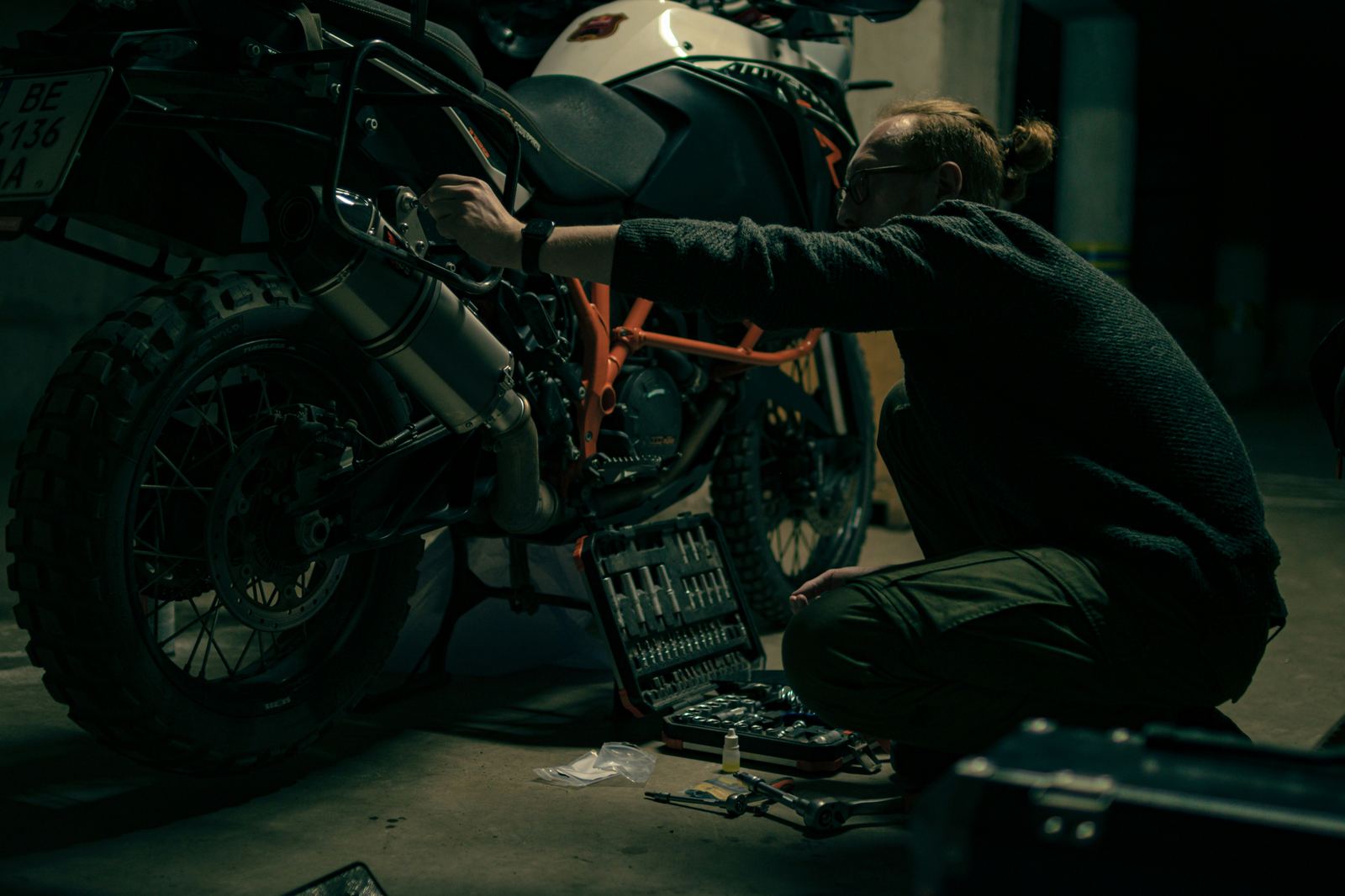 Entretien d'une moto KTM dans un garage