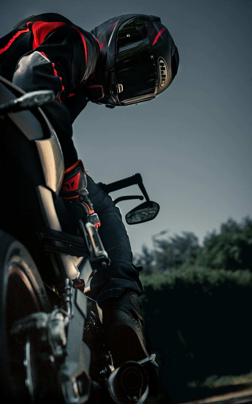 Vue conducteur sur le guidon d'une moto en pleine route