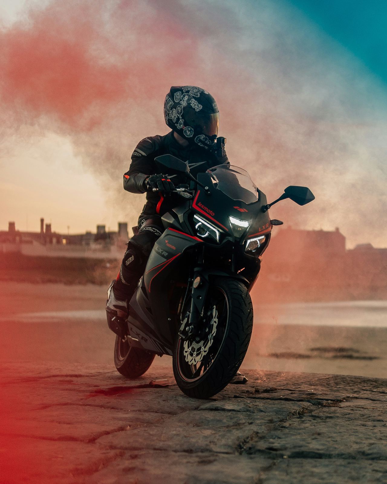 Motard posant devant de la fumée colorée, style créateur de contenu