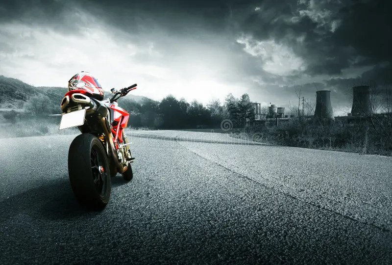 Moto sur une route, ambiance orageuse