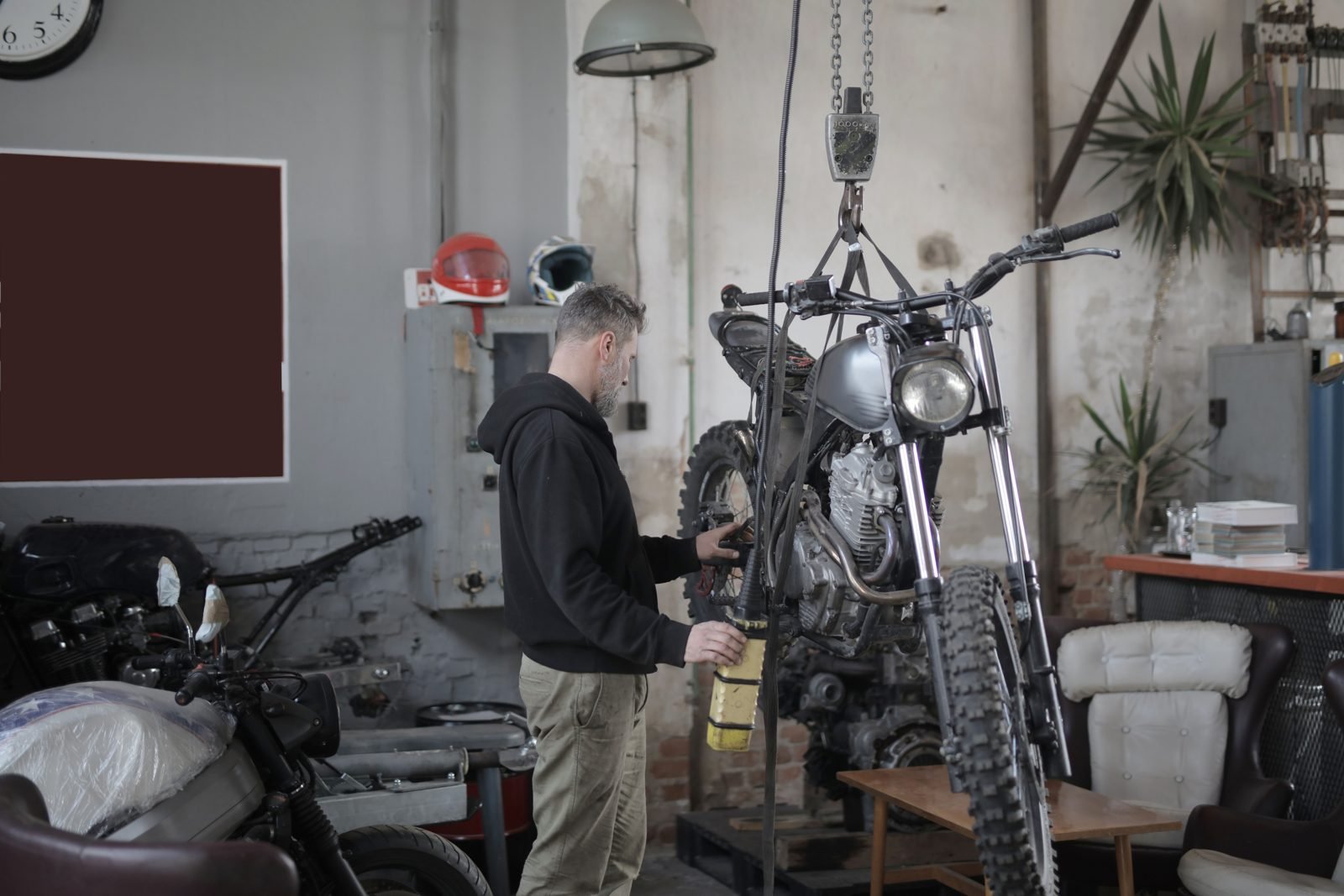 Mécanicien au travail sur une moto dans un atelier