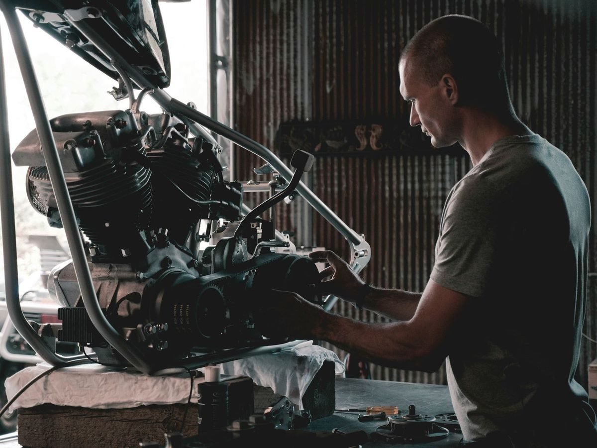 Mécanicien en train de démonter un moteur de moto