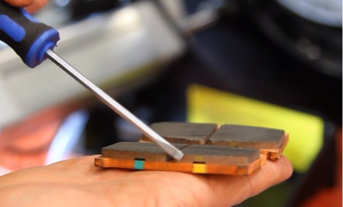 Plaquettes de frein usées et neuves, pendant l'atelier